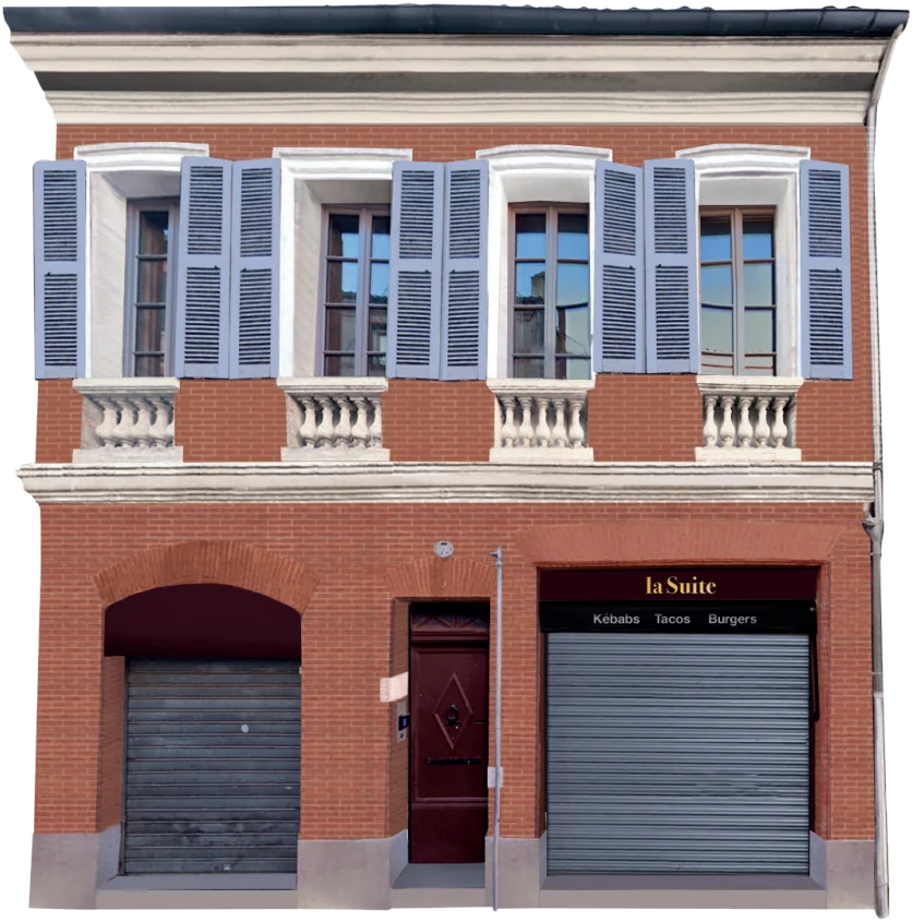 La façade du 7 rue Pargaminières : brique toulousaine, volets bleus et balcons à balustres